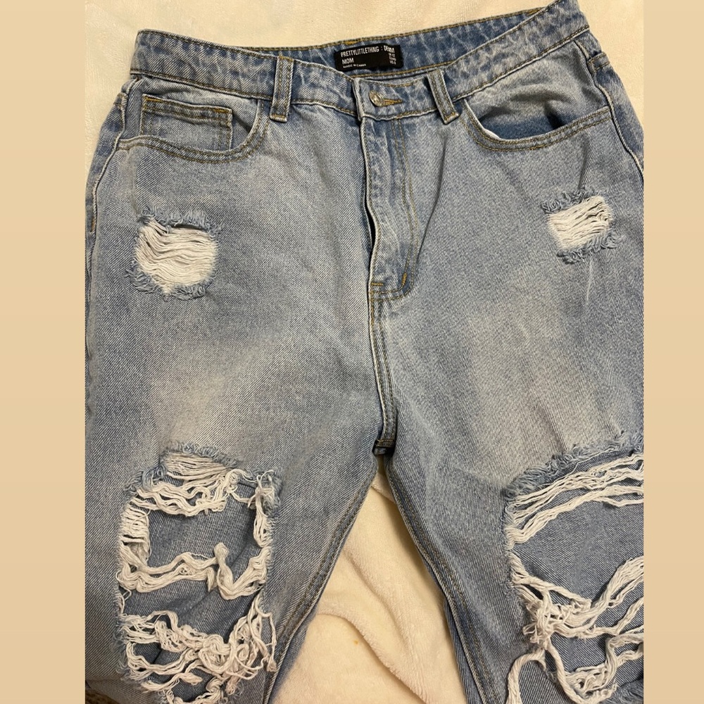 PRETTYLITTLETHING Light Wash Ripped Mom Jeans